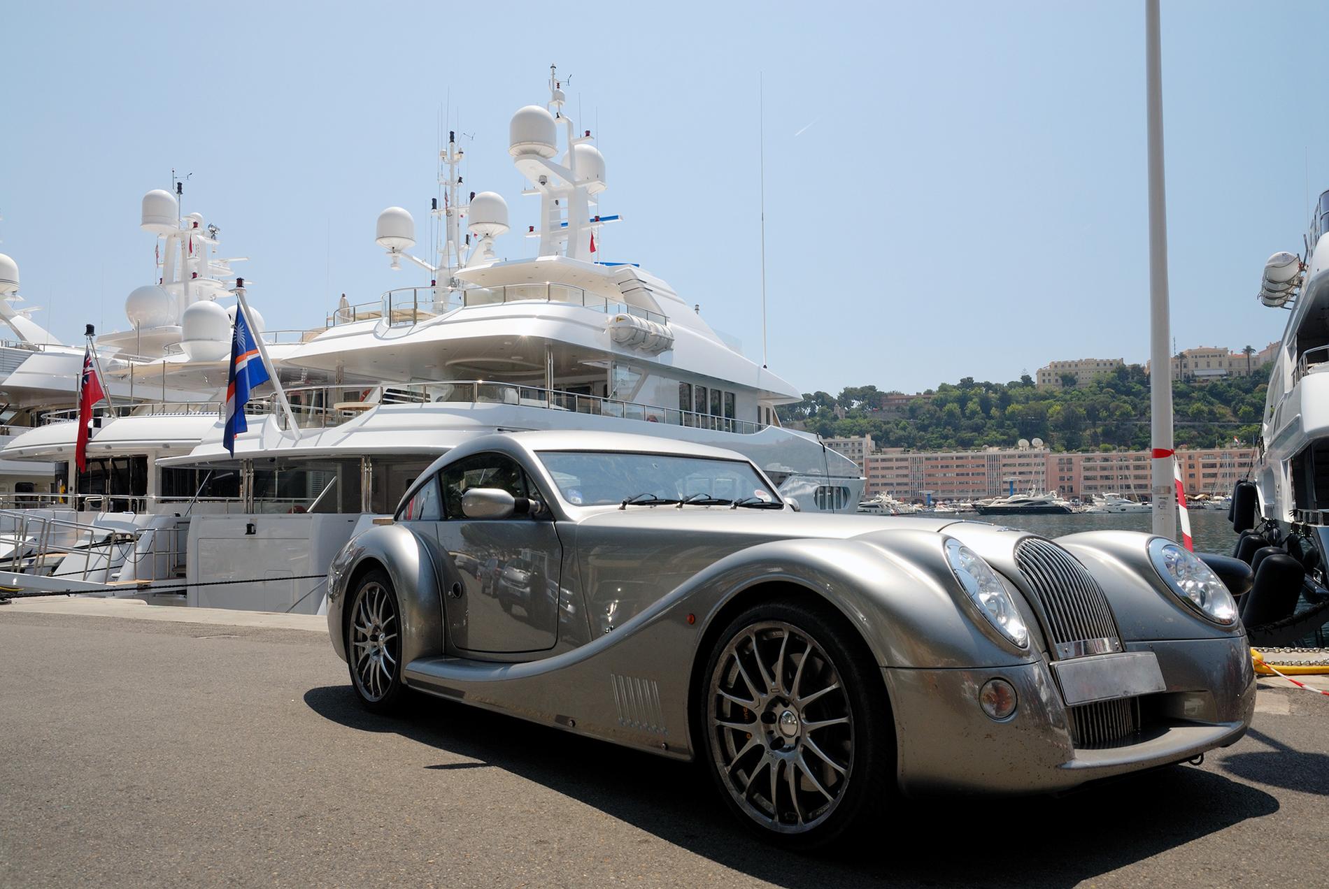 En av alla lyxbilar som rullar runt i Monte Carlo.