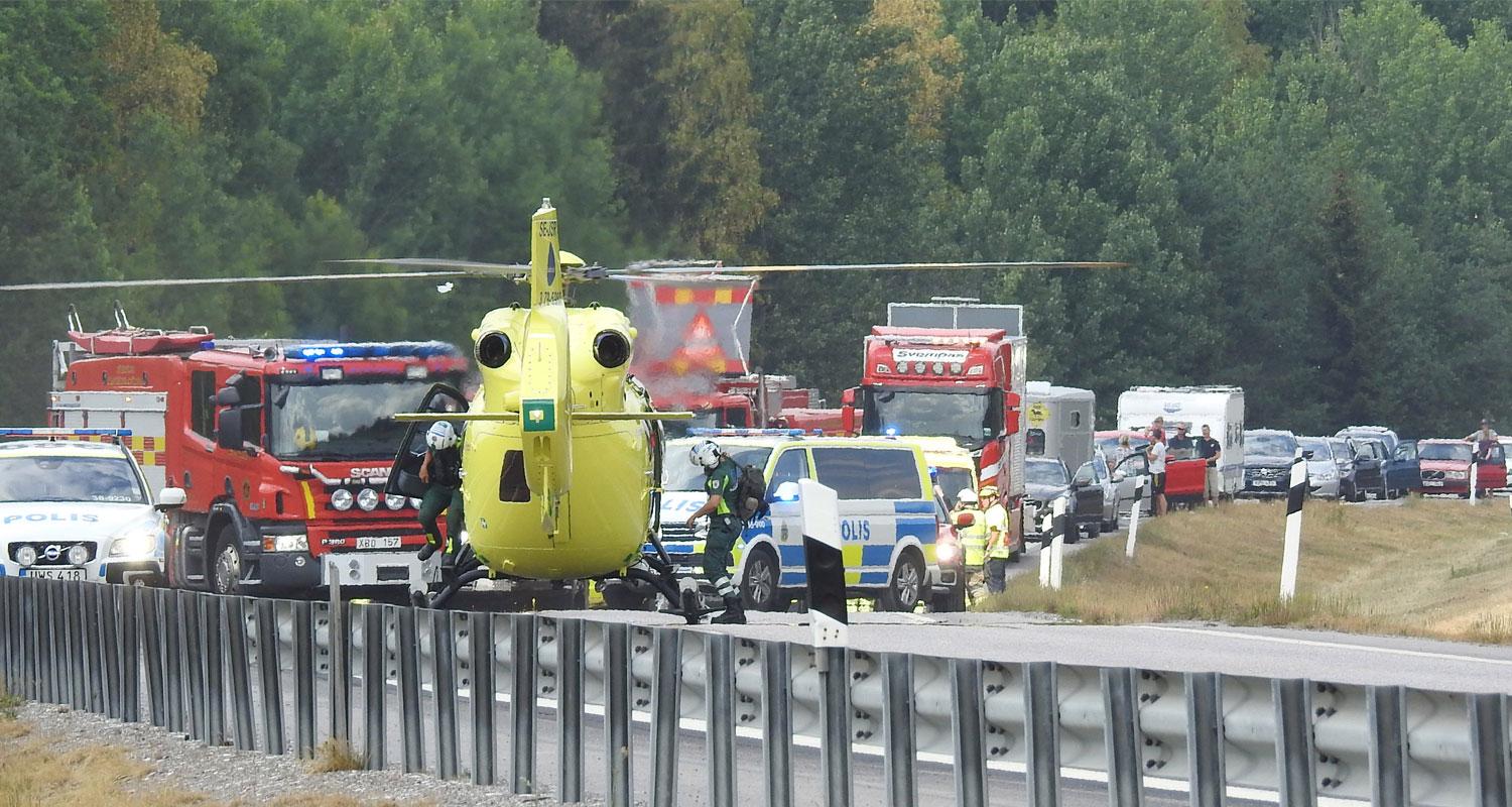 Totalstopp på E4, 2 kilometer innan trafikplats Hölö i södergående riktning.  Ambulanshelikopter har landat mitt på E4:an.
