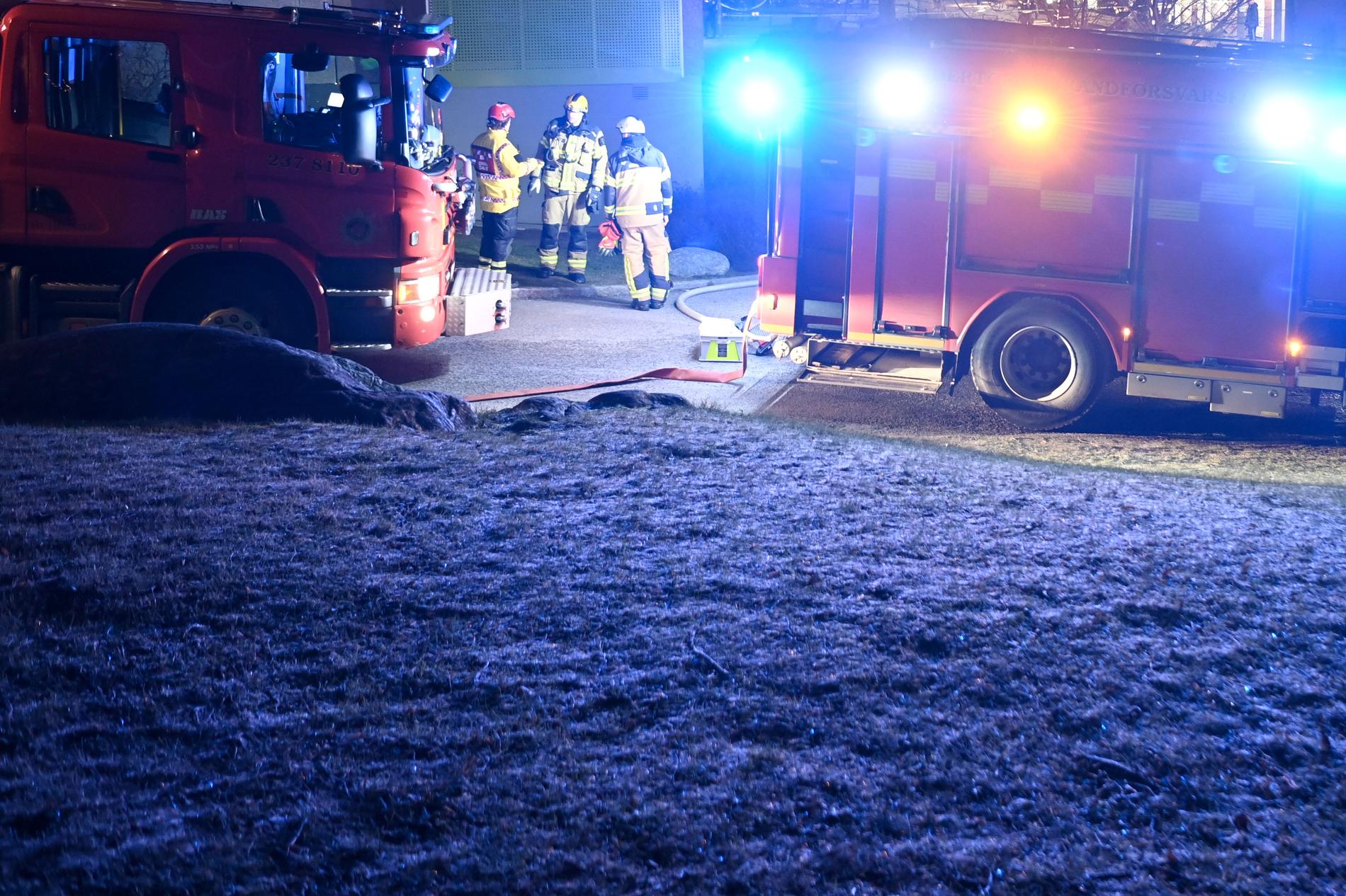 Brandmän vid lägenheten i Fittja den 19 januari. 
