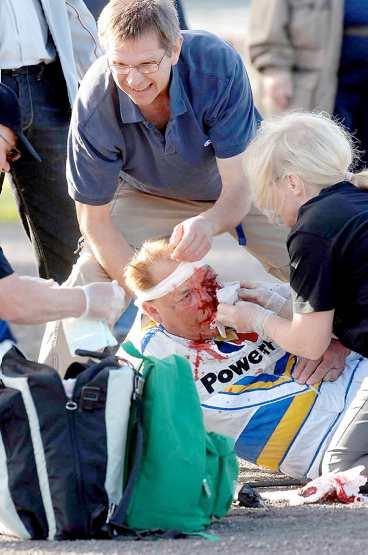 HÄSTEN SPARKADE BAKUT Kusken Tommy Eriksson skadades i ansiktet när hans häst Lönggål sparkade bakut under defileringen på Romme. I natt opererades han för sina skador. "Han mår efter omständigheterna bra", säger KG Jansson i stallet.