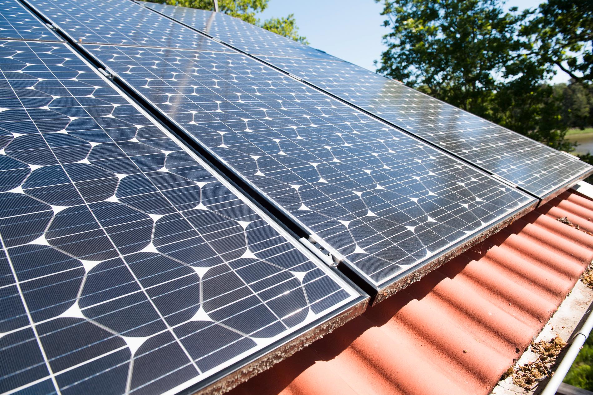 Hus med solceller på taket gör släckningsarbetet svårare för räddningstjänsten. Arkivbild.
