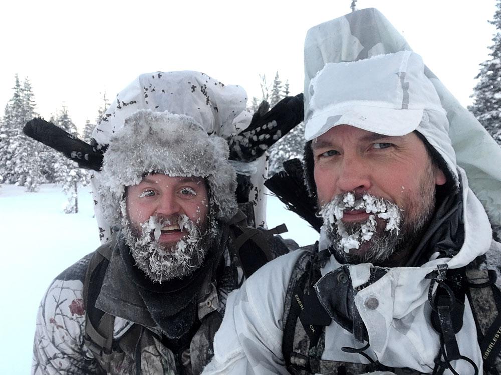 Ulf Lindroth, 46, och kompisen Robin Holmgren, 34, träffade på en sovande björn under jakten.