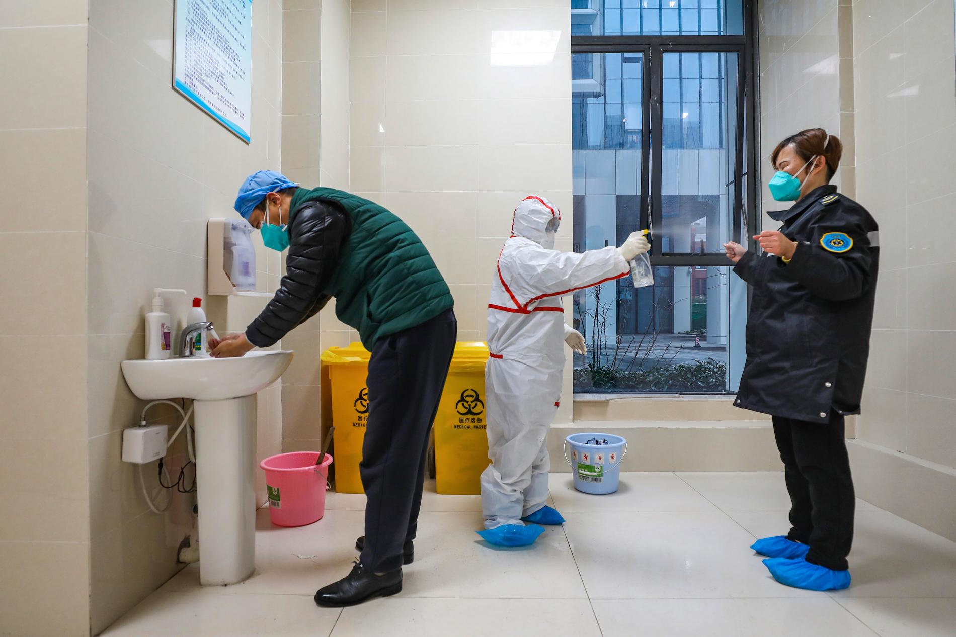 Ambulanspersonal desinficeras i kinesiska staden Wuhan i Hubeiprovinsen. På söndagen gick UD ut med en avrådan från icke-nödvändiga resor till coronavirusdrabbade Hubeiprovinsen.