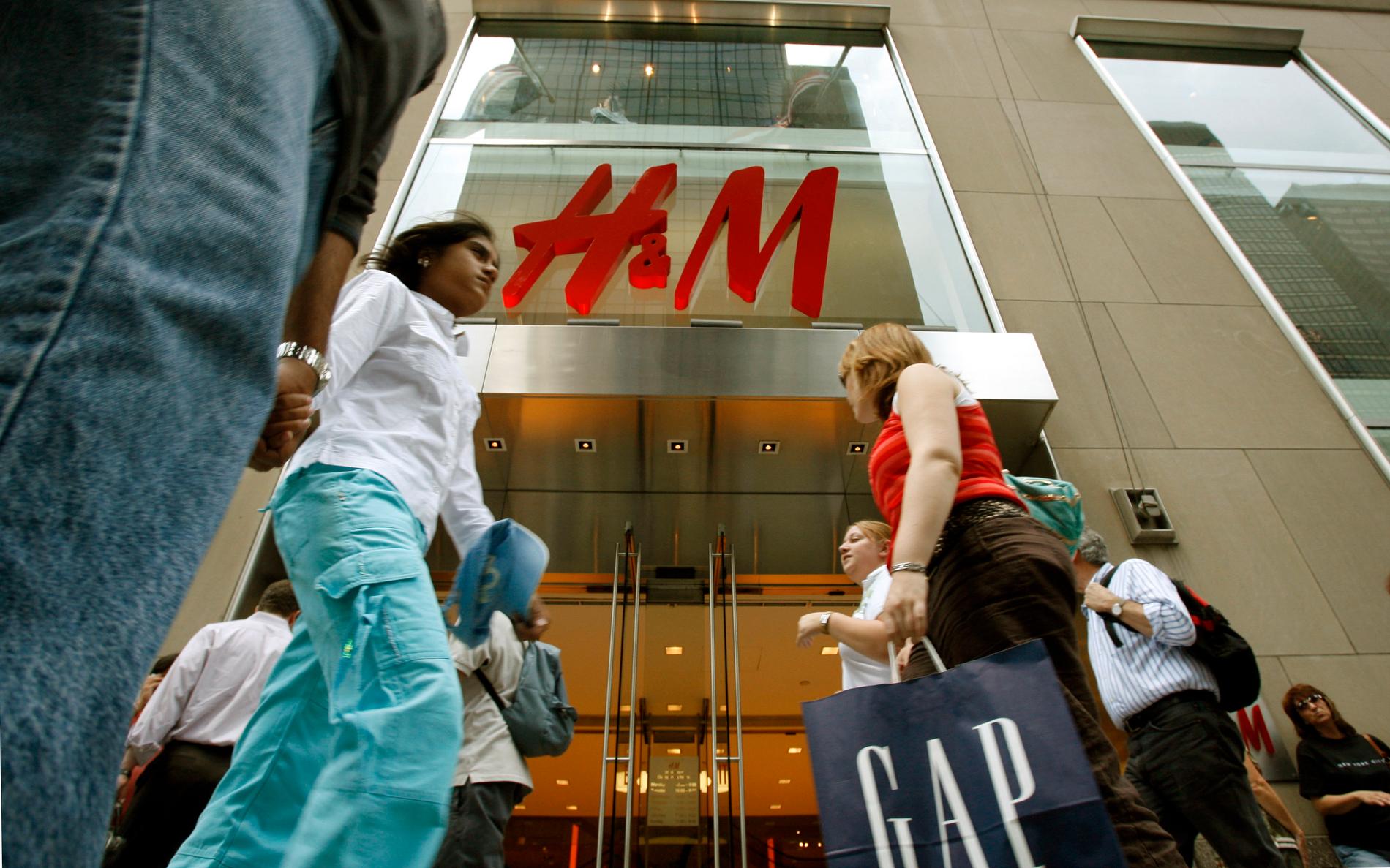 Klädjätten H&M planerar att stänga flera butiker.