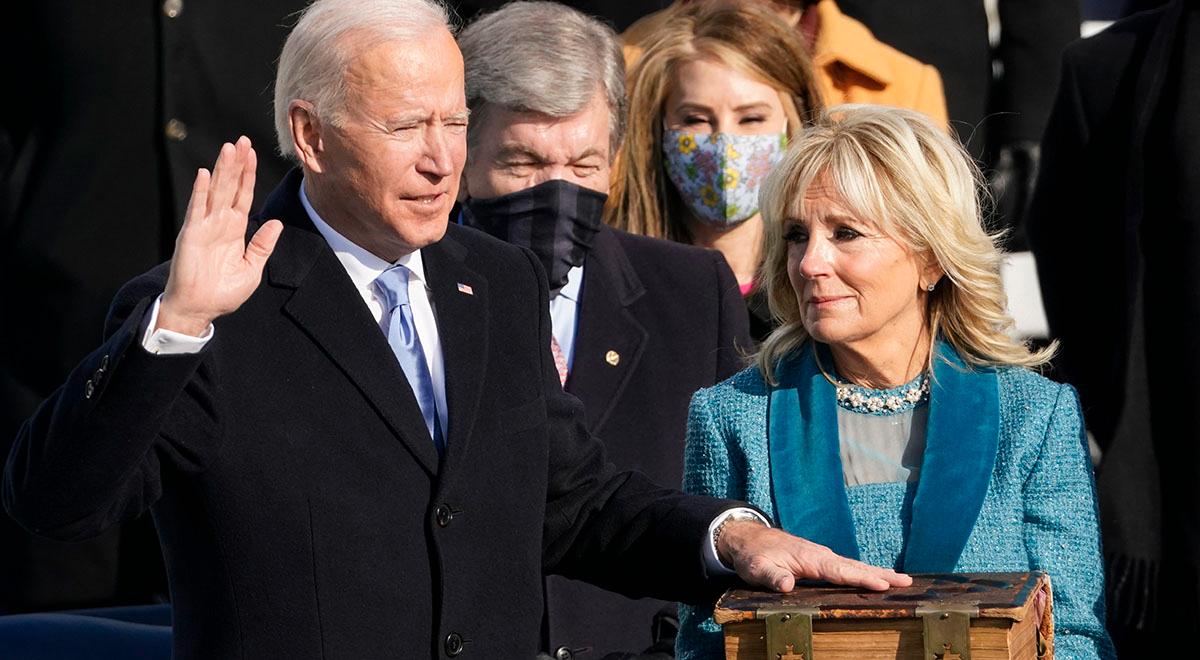 Joe Biden, här med hustrun Jill, svors på onsdagen in som USA:s 46:e president.