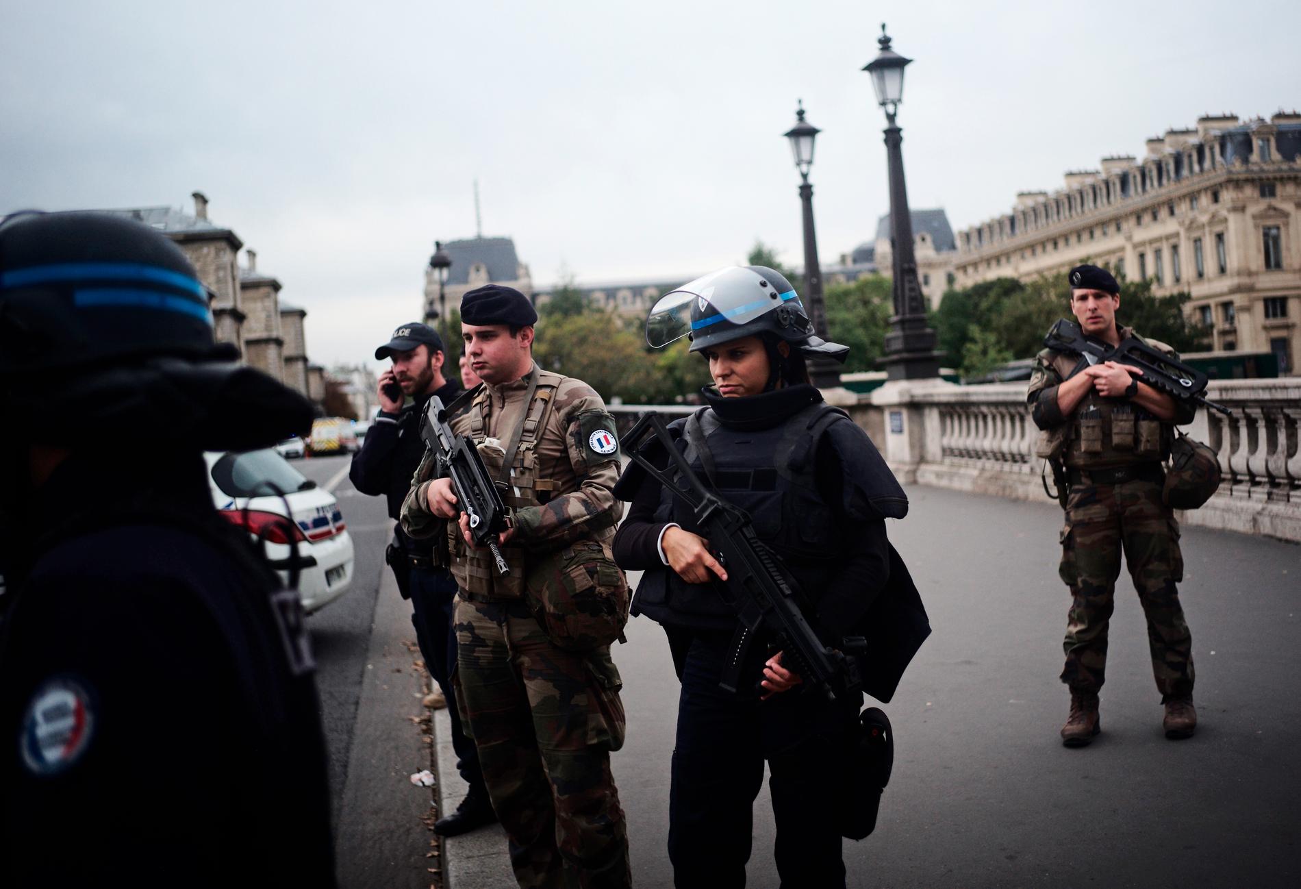 En knivman gick till attack inne i en polisstation i centrala Paris. Minst fyra poliser ska ha dödats i attacken, rapporterar franska medier.