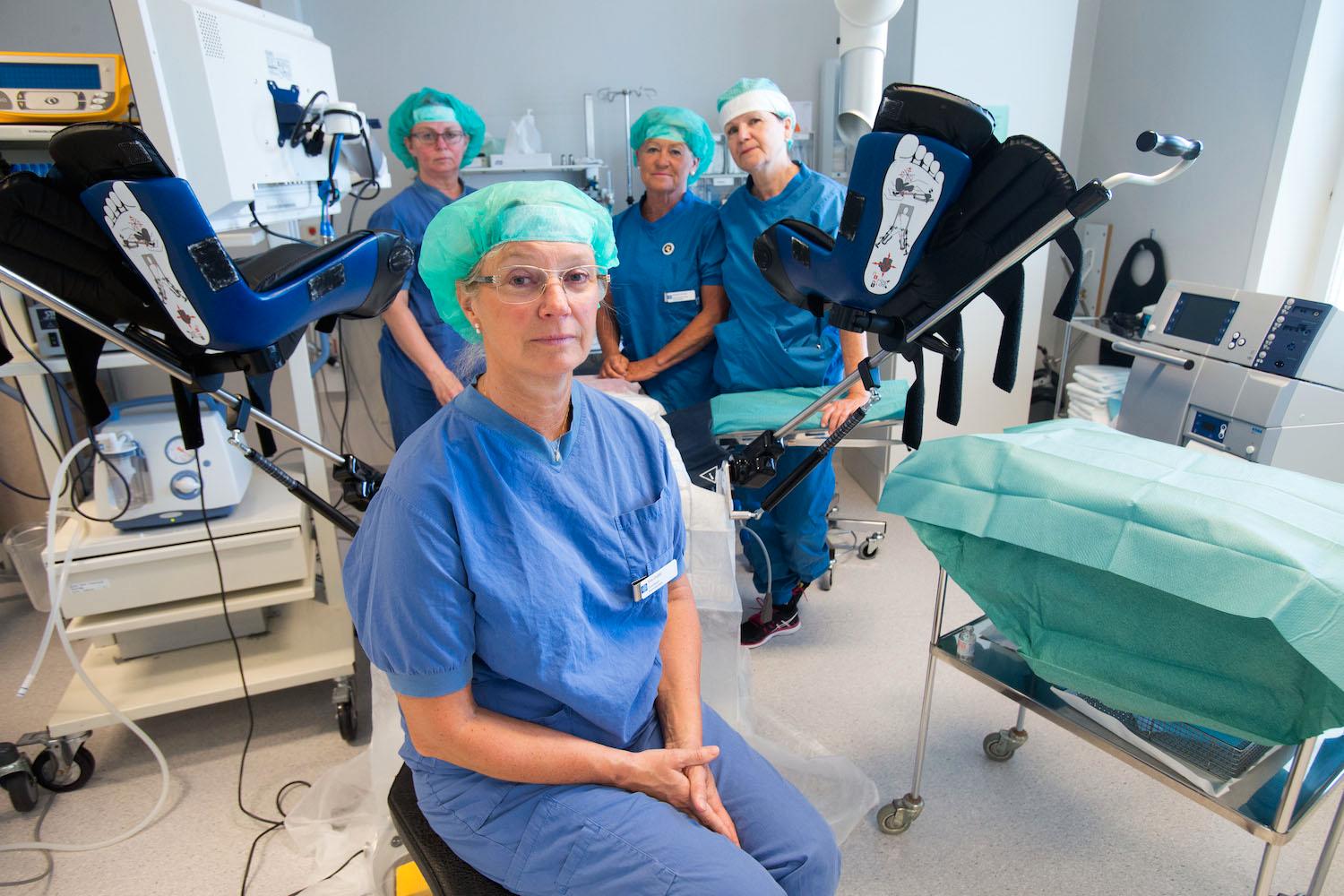 Eva Uustal tillsammans med sitt operationsteam på Linköpings universitetssjukhus. Uustal är även sakkunnig i SBU:s rapport och svåra förlossningsskador.