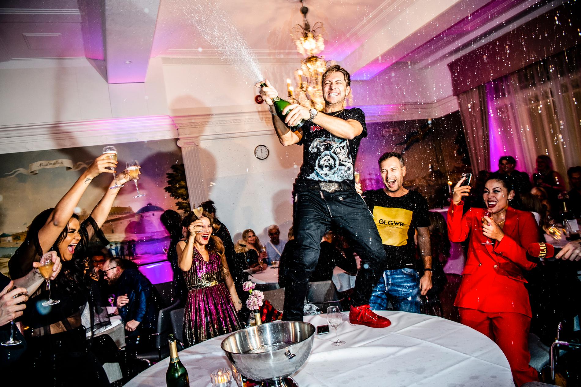 Vlad Reiser gick vidare till andra chansen med låten  ”Dansa i regnet” och firade med att sprita champagne.