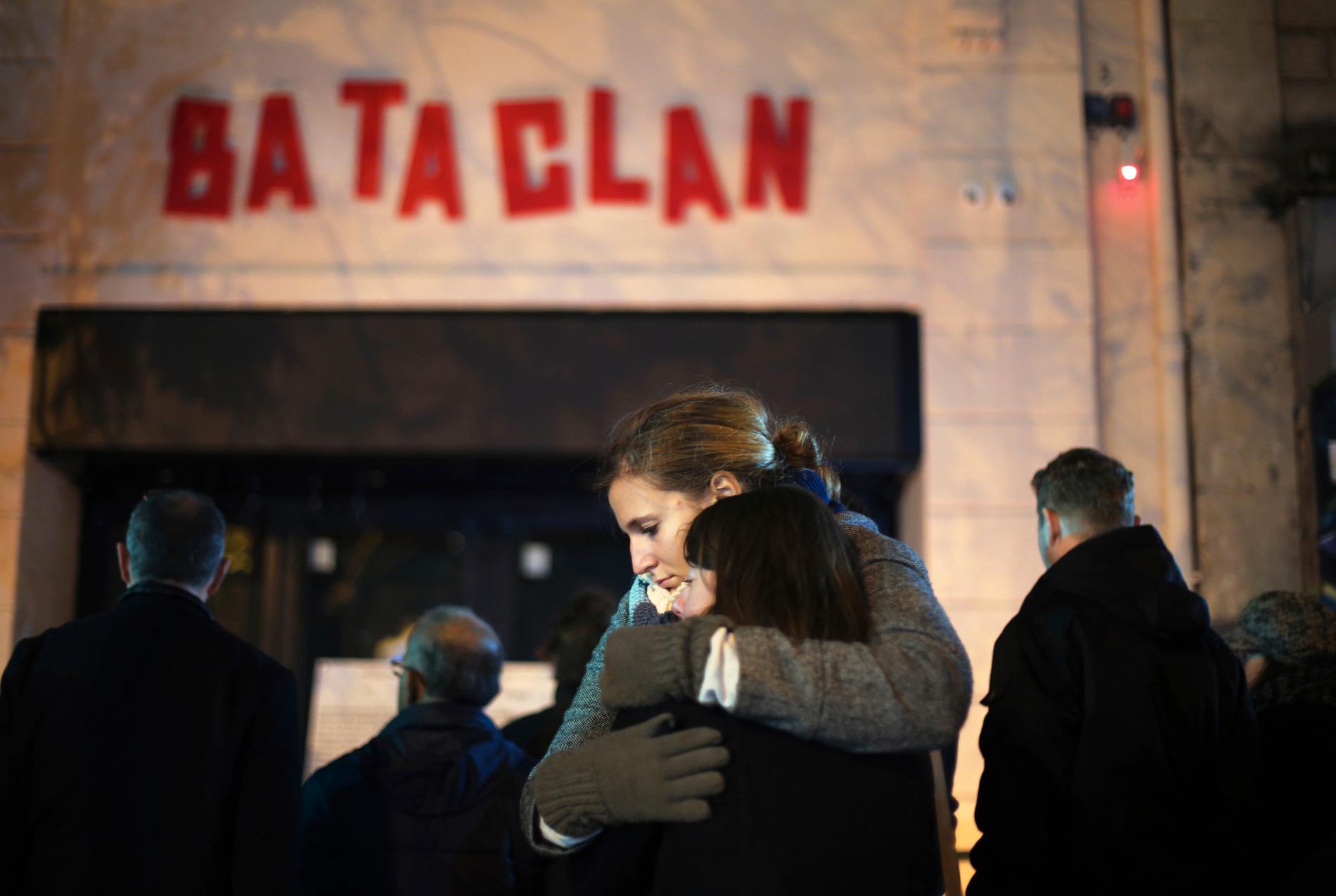 Två kvinnor kramar om varandra vid en minnesstund för offren i Bataclan-attacken, ett år efter händelsen. Arkivbild.