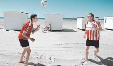 De är røde, de är hvide och de kickar boll på Løkkens fina sand. Stranden är drygt en mil lång och, av många, ansedd som en av Europas bästa.