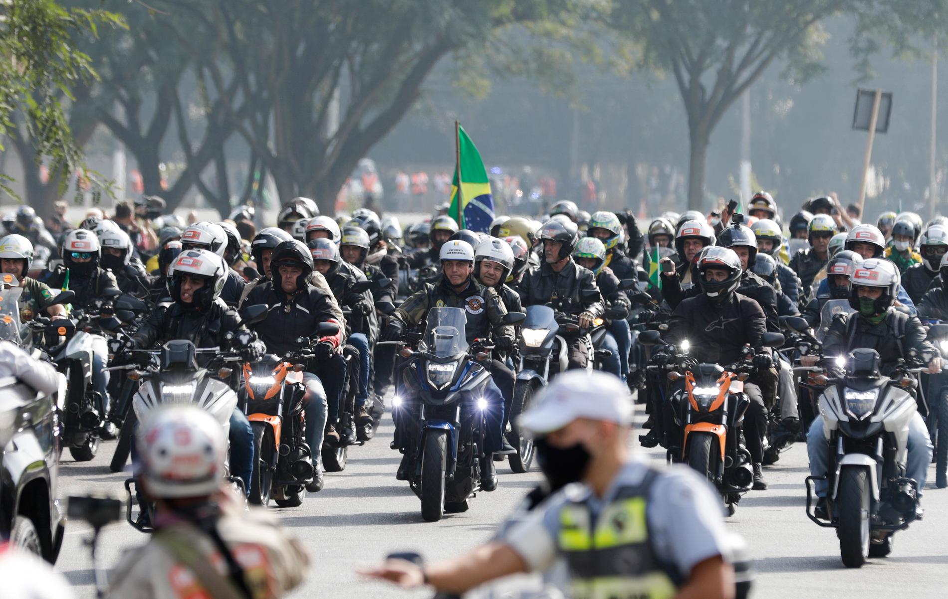 Brasiliens president Jair Bolsonaro tog täten i en mc-parad i São Paulo, på cykeln i mitten.