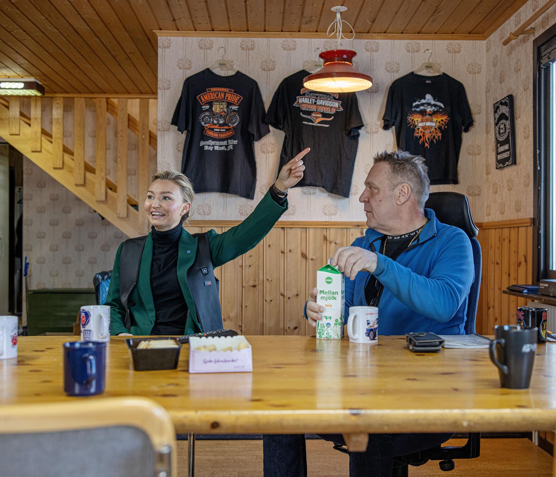 Ebba Busch hos åkeriföretagaren Mikael Smitz i Särna.