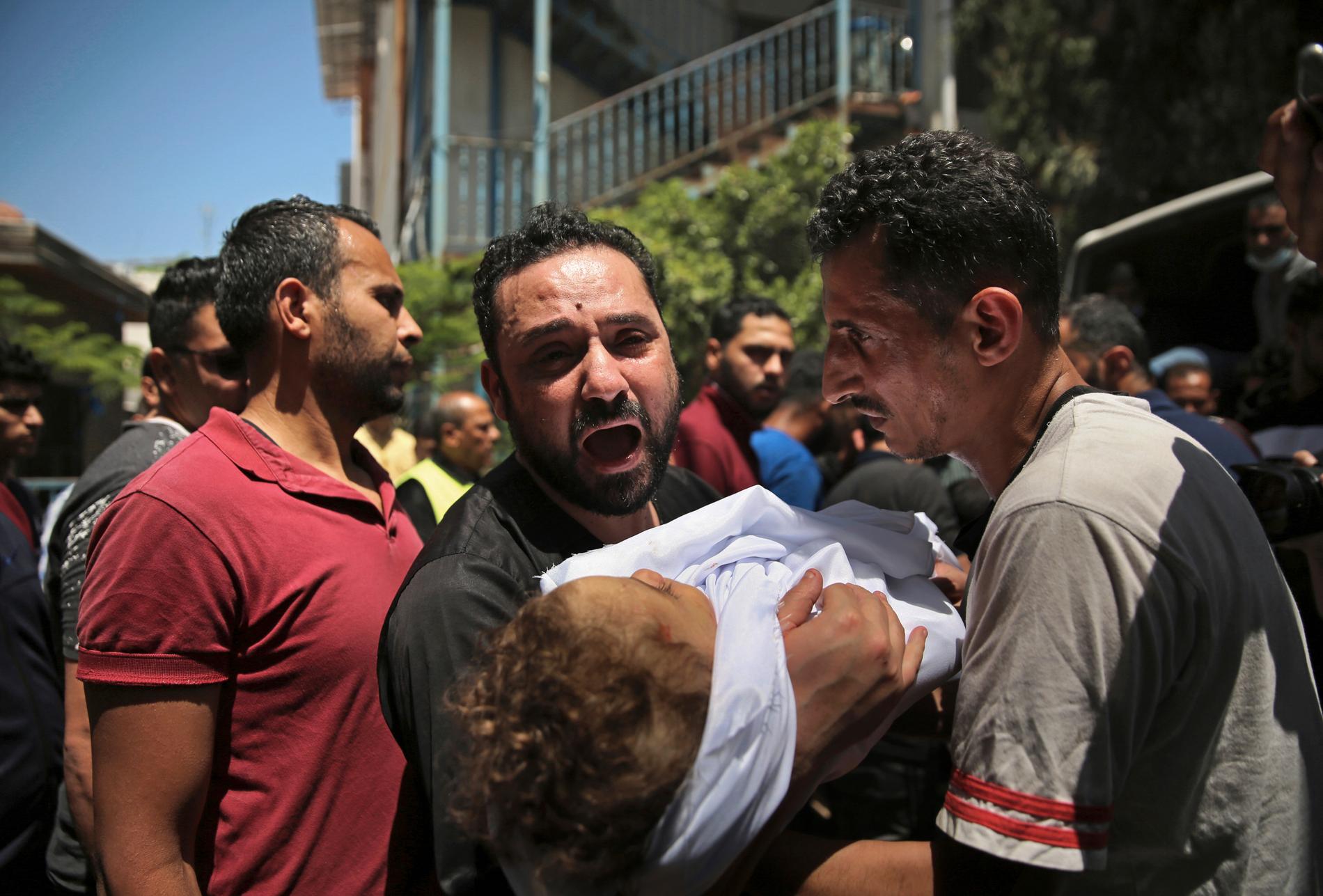 52 barn har dött i Gaza av israeliska bomber.