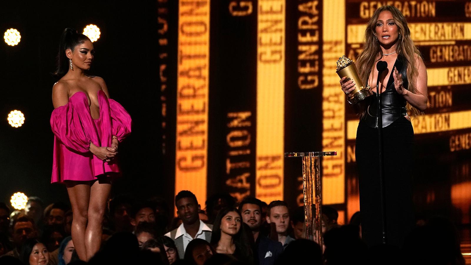 Jennifer Lopez håller tacktal. Till vänster  presentatören Vanessa Hudgens. 