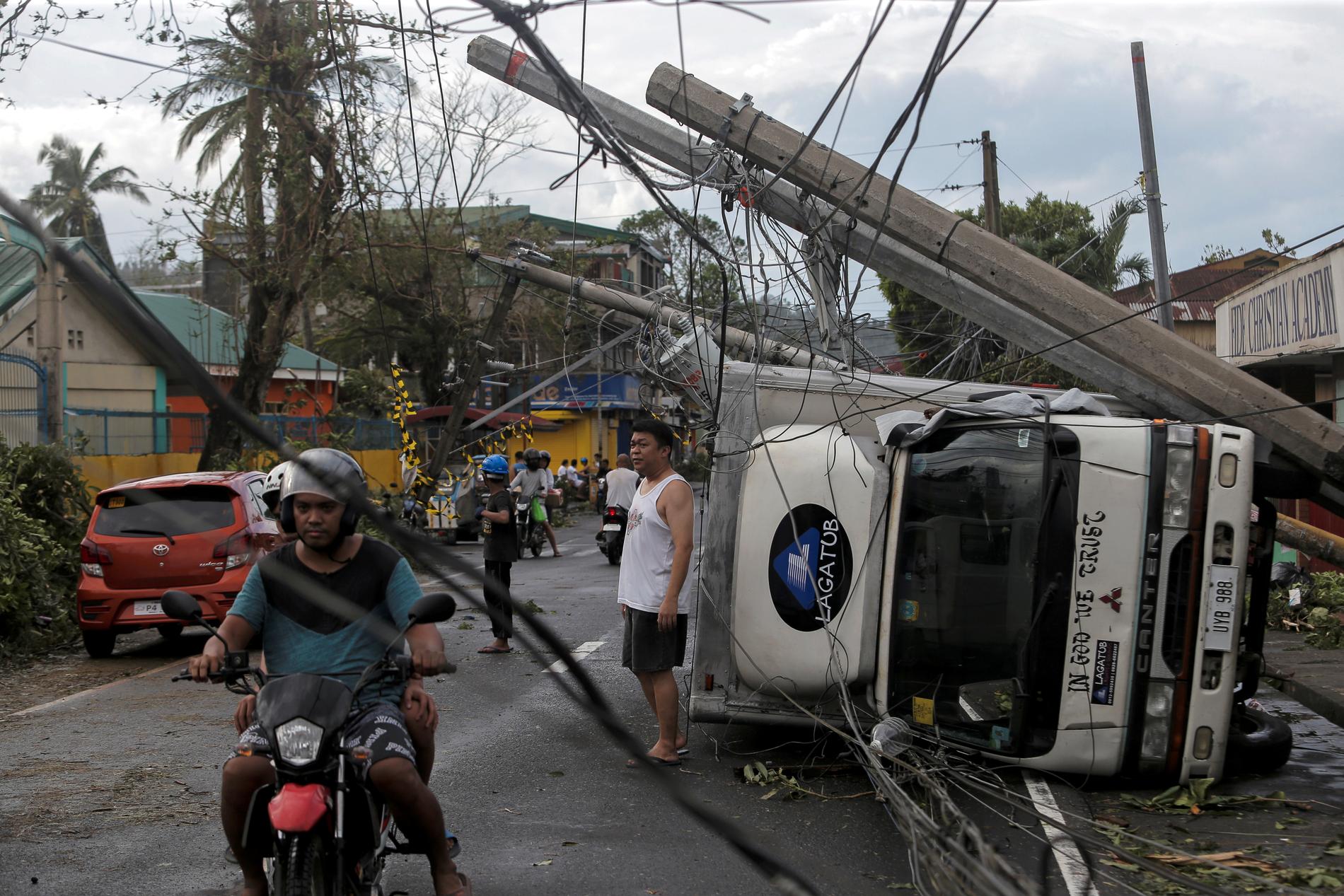 Kammuri slet ned kraftledningar, som här i staden Camalig i östra Luzon.