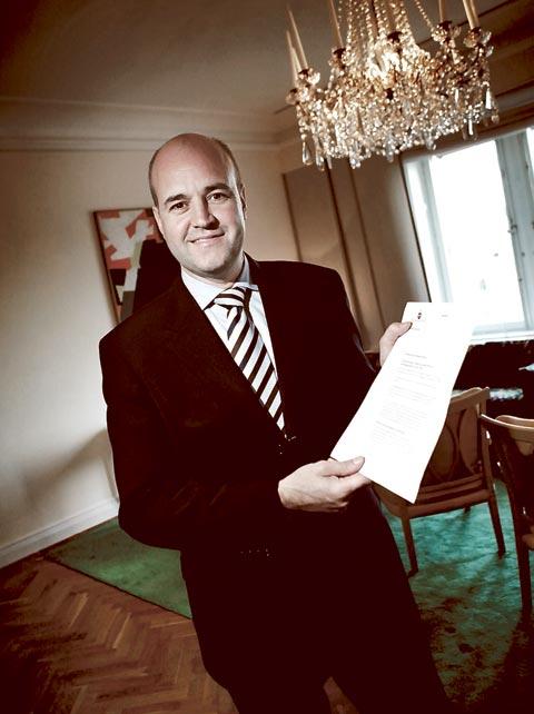 Fredrik Reinfeldt visade sina hemliga dokument för Aftonbladet i går.