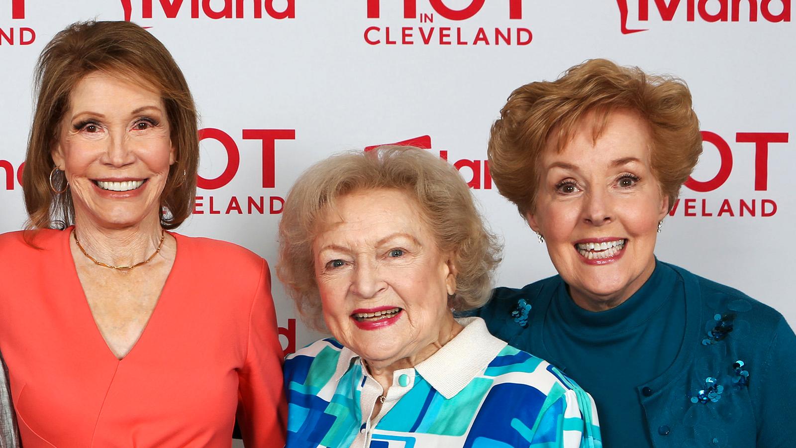 Mary Tyler Moore, Betty White och Georgia Engel under en återträff med stjärnorna från tv-serien 2013.