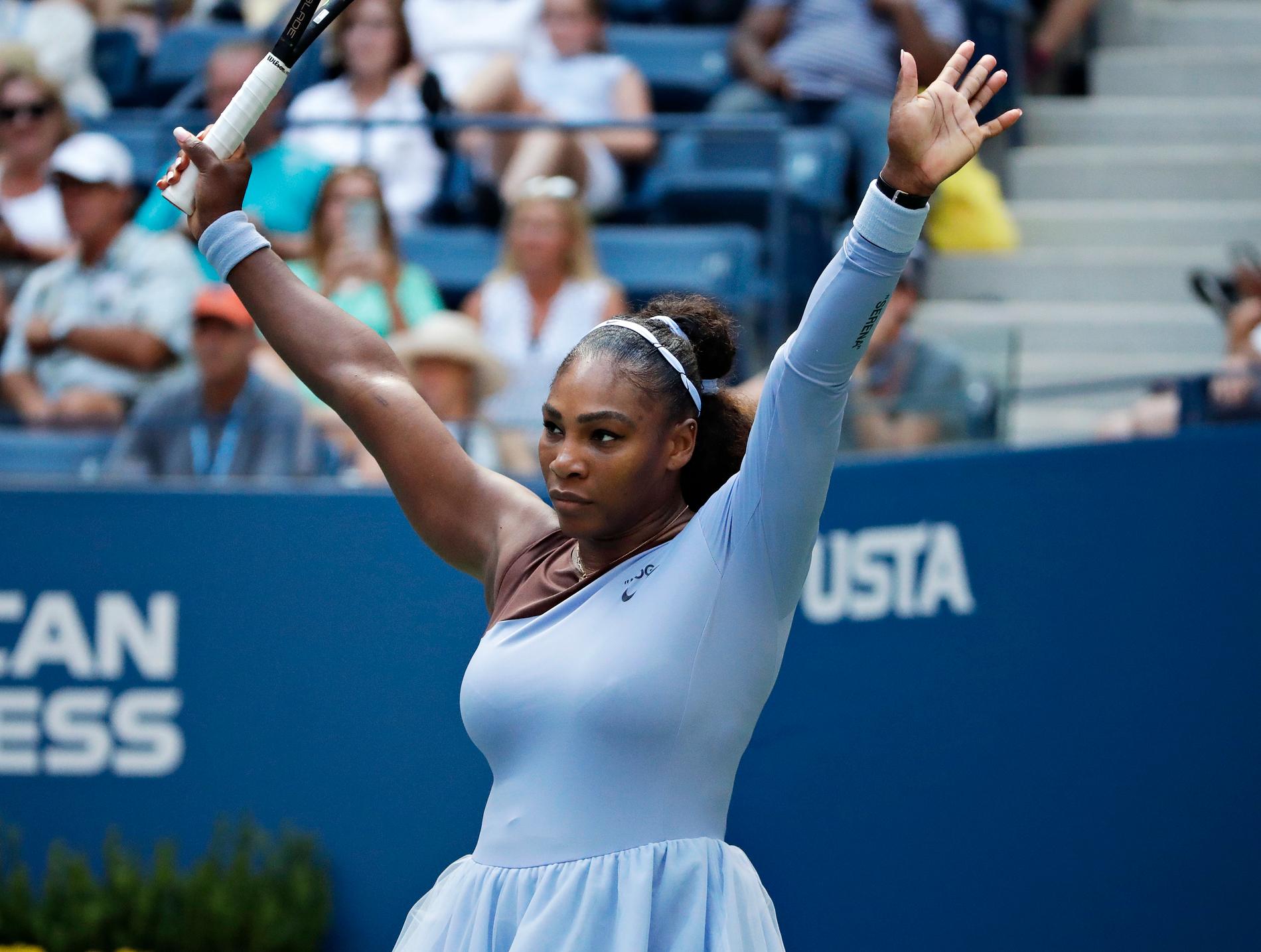 Serena Williams är vidare till kvartsfinal i US Open.