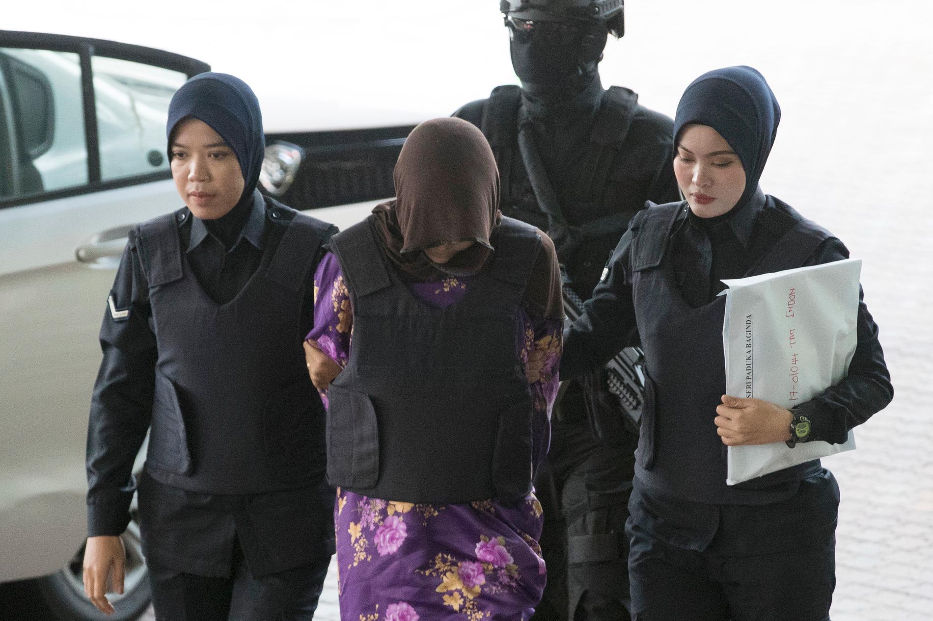 Vietnamesiska Doan Thi Huong, i mitten, förs in i rättssalen i Malaysia i december 2018. Nu återupptas rättegången mot henne. Arkivbild.
