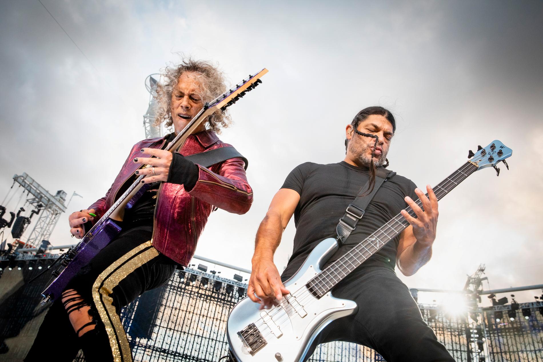 Kirk Hammet och Robert Trujillo under Metallicas konsert på Ullevi 2019. Arkivbild.