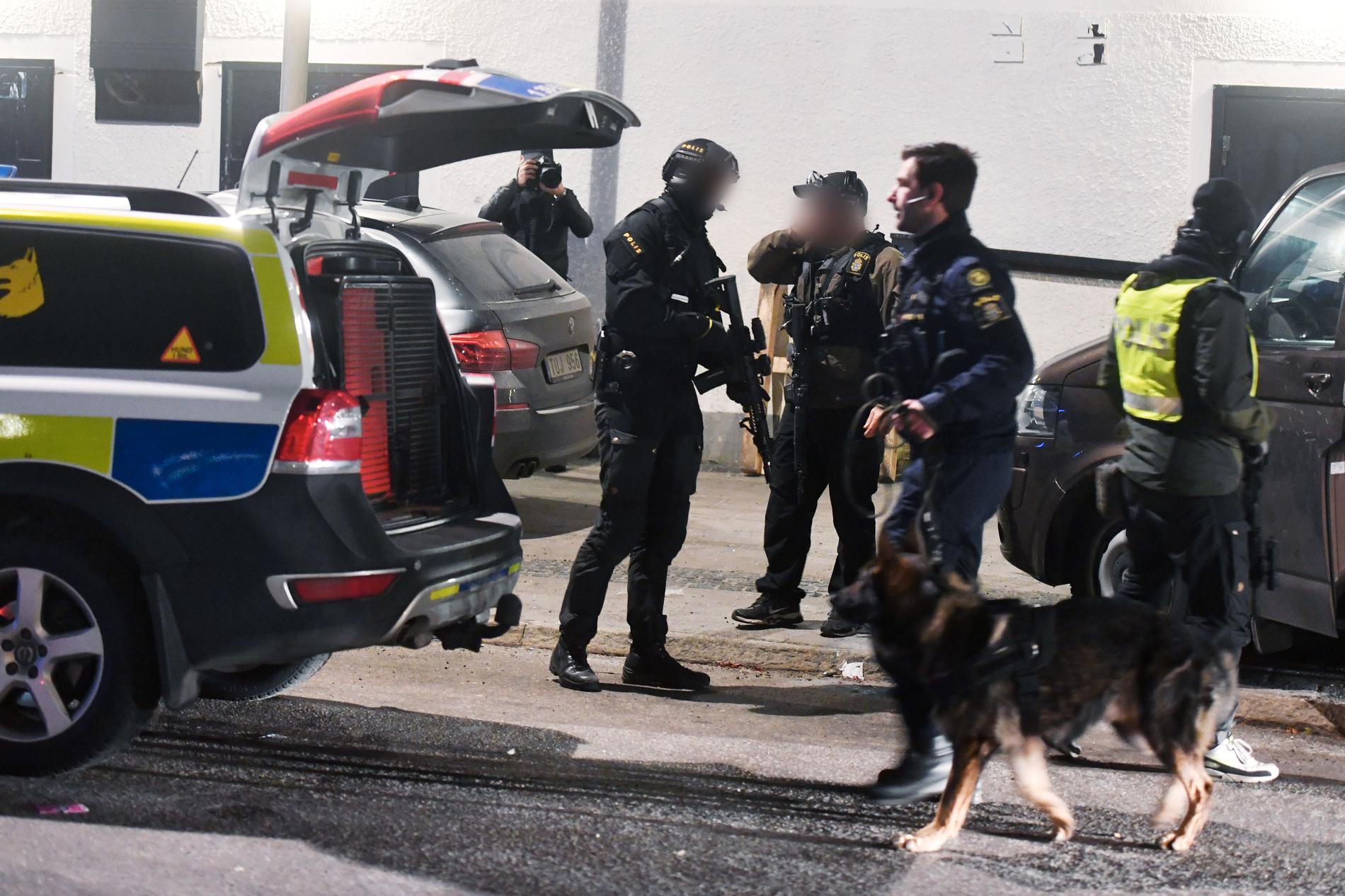 Polisinsats efter mordet i Rinkeby 2018.