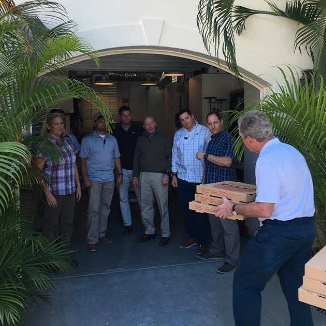 George W Bush bjuder statsanställda på pizza.