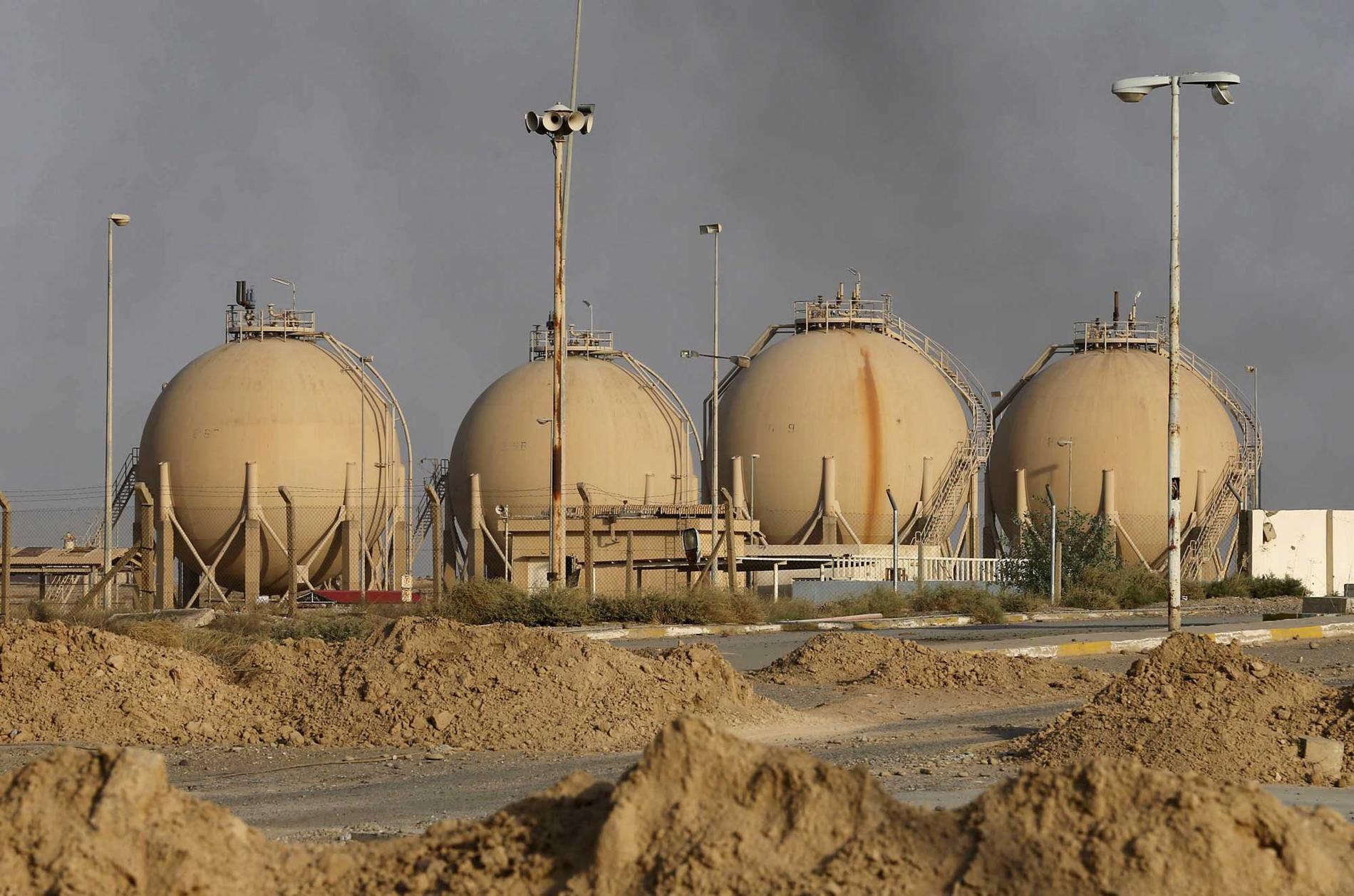 Oljeraffinaderi i Bayji, norr om Bagdad. Bild från oktober 2015.