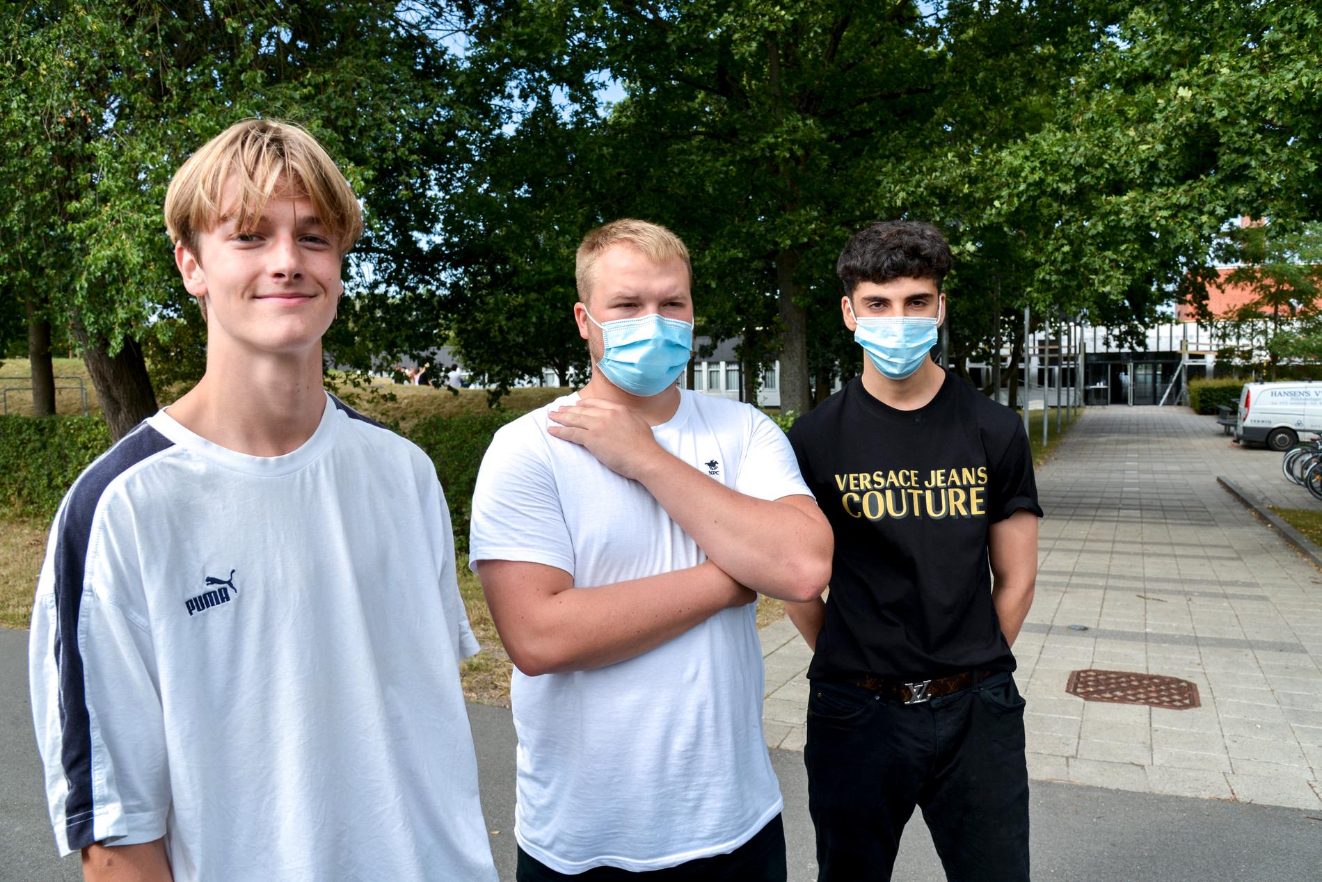 Lucas Lyberg, Jonathan Szmydynski och Mustafa Tujar utanför Roskilde katedralskole.