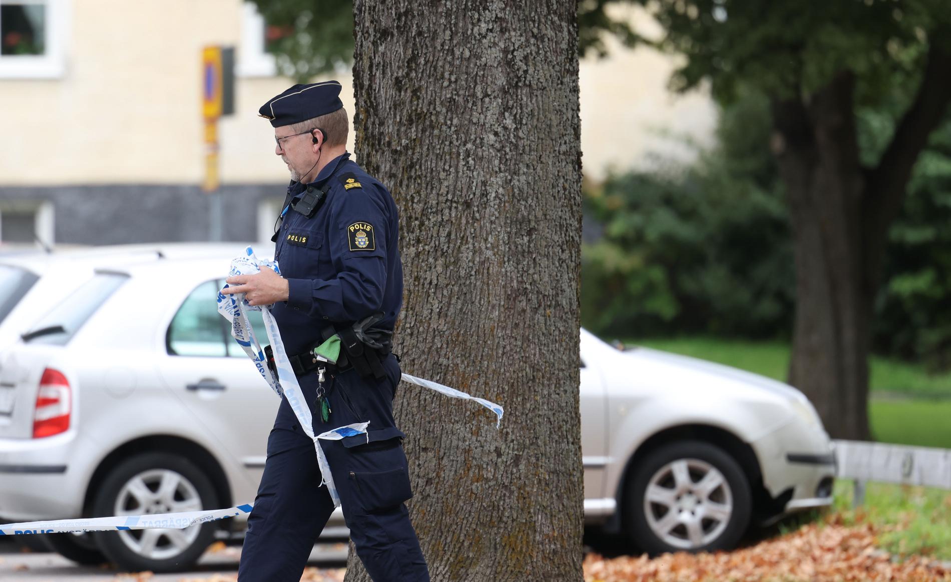 Polis på plats i Uppsala efter att en 25-årig man skjutits ihjäl där. Mannen var inte måltavlan, enligt polisen.