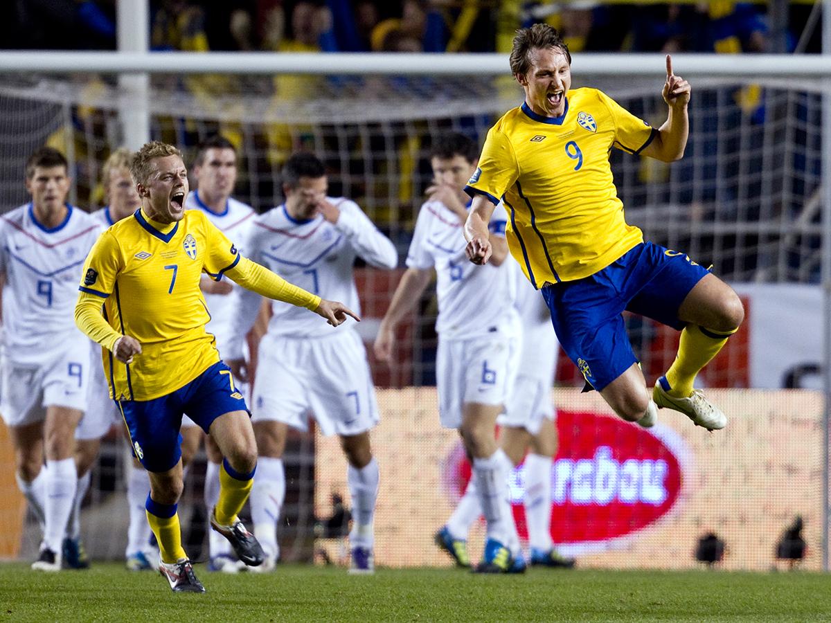 Kim Källström slog till med en frisparkskanon i 3-2-seger mot Holland på Råsunda 2011. Målet i EM-kvalet till Ukraina röstades senare fram som Årets Mål vid Svenska Fotbollsgalan. Foto: Niclas Hammarström.