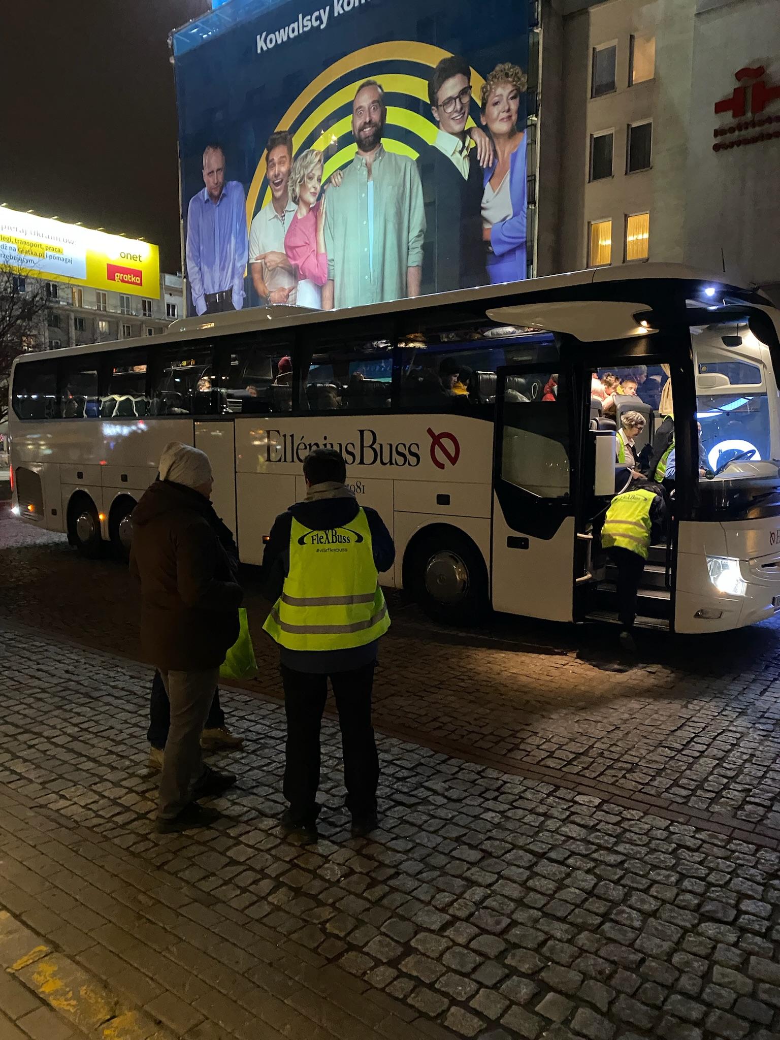Hittills har Svenska bussarna hjälpt 700 personer att lämna landet, varav 600 av dem till Sverige.