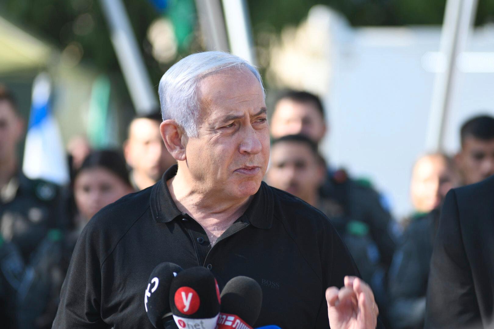 Israels premiärminister Benjamin Netanyahu vid ett möte med israelisk gränspolis i Lod nära Tel Aviv torsdags.