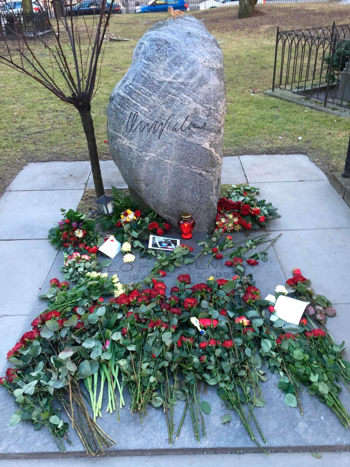 Olof Palme hedras med kransnedläggningar vid gravplatsen på Adolf Fredriks kyrkogård i Stockholm.