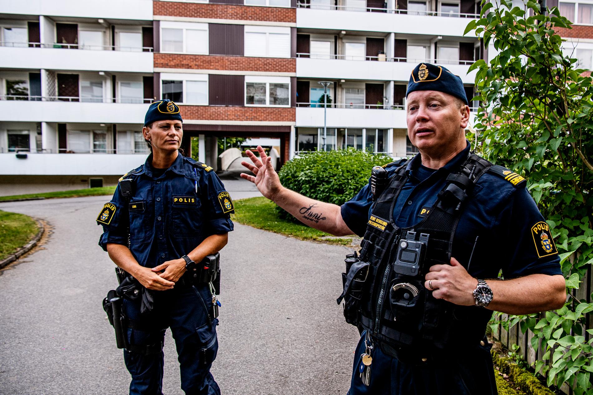 Poliserna som patrullerar Vårbys gator tycker att ökad polisnärvaro är en viktig åtgärd för att stoppa skjutningarna. Men långt ifrån en ensam lösning. 