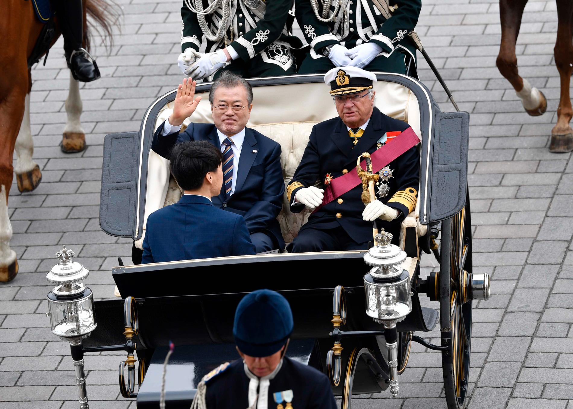 Kung Carl Gustaf och Sydkoreas president Moon Jae-In åker kortege genom Stockholm. Sydkoreas presidentpar är på ett två dagar långt statsbesök i Sverige