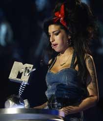 Amy Winehouse såg mycket obekväm ut och försvann snabbt från scenen efter att hon tagit emot sitt pris.