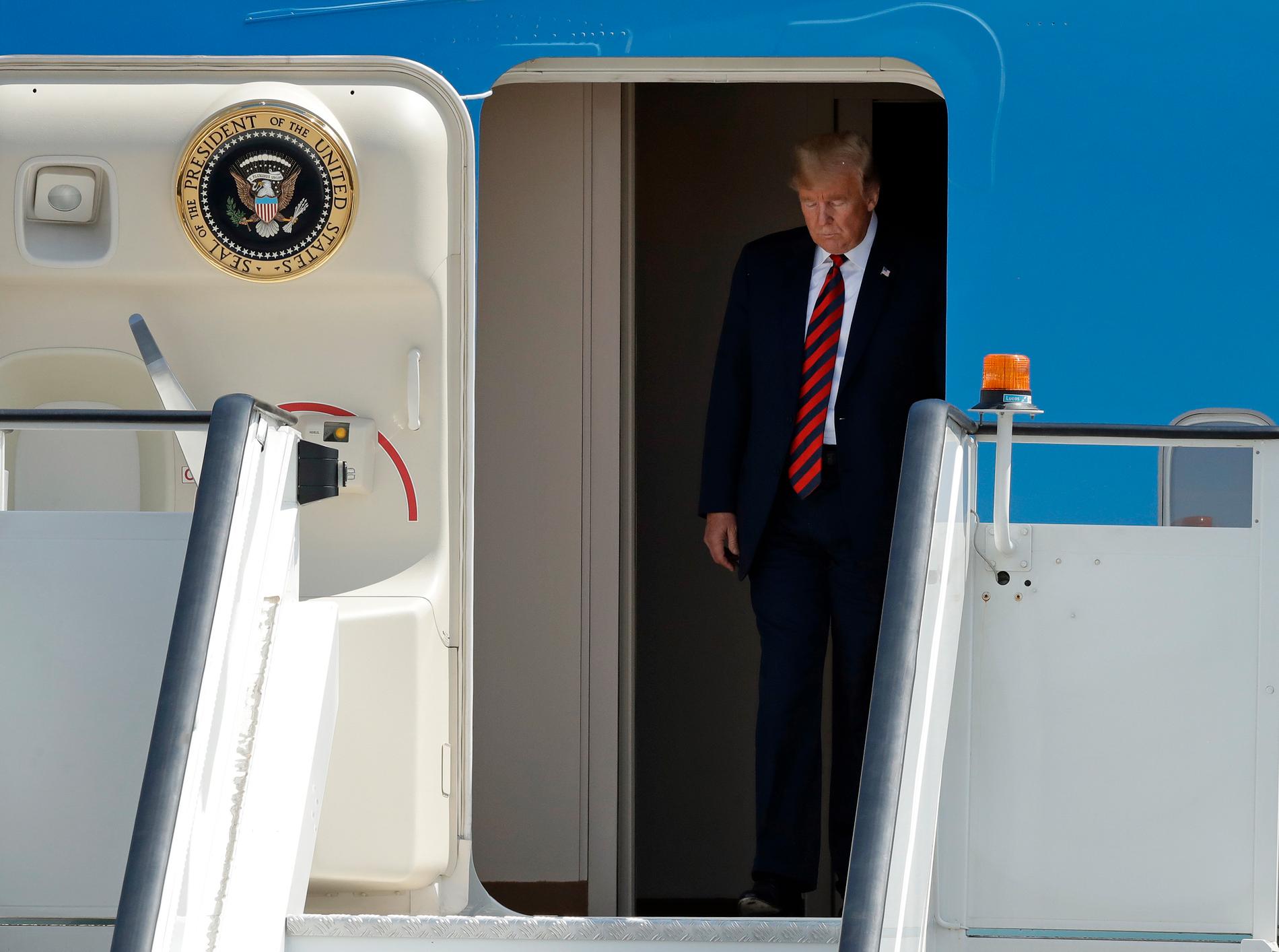 Donald Trump lämnar presidentflygplanet Air Force One på flygplatsen Stansted.