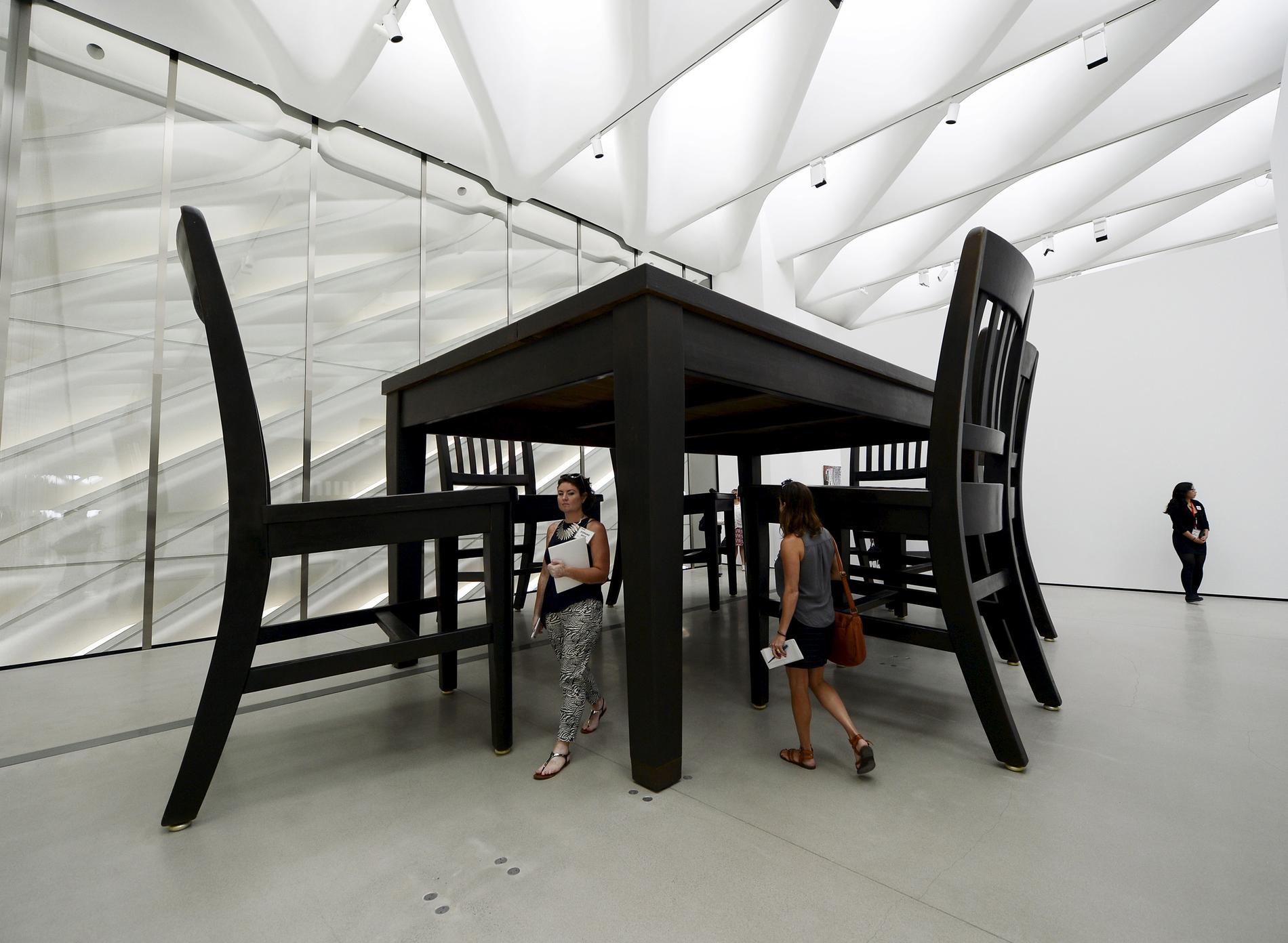 Konstverket "under bordet" av Robert Therrien är ett av verken i The Broads Museum i Los Angeles som öppnar i helgen.