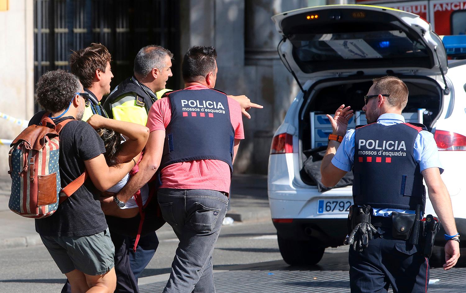 En skadad person får hjälp efter terrorattacken i Barcelona.