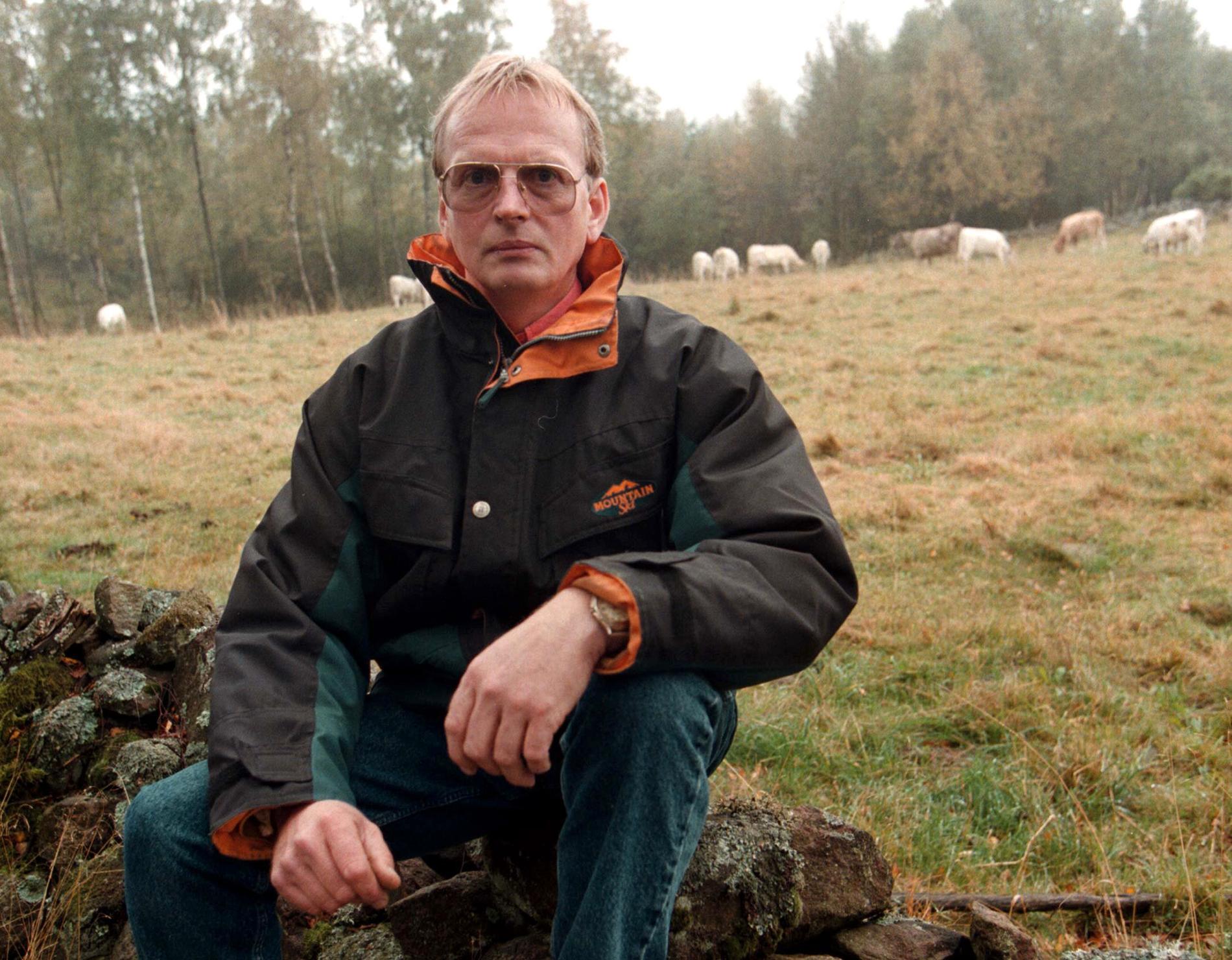 1997. Lantbrukaren Bengt Santesson i Grevie har fått avliva fyra kor på grund av förgiftning.