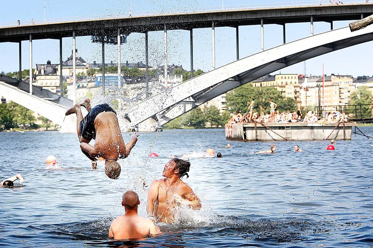 Sverige är ett land med många badplatser. Men i år har rekordmånga drunknat - och de som lever farligast tror inte själva att de tillhör en riskgrupp.