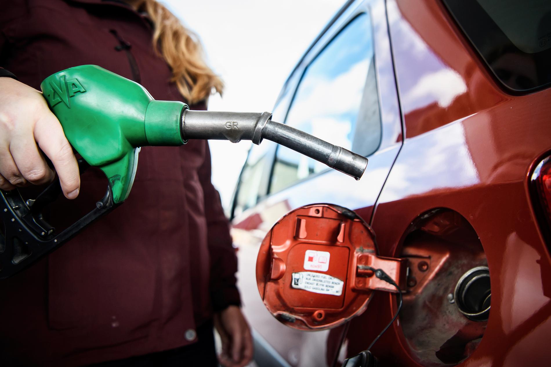 Tusenlappen till landets bilister skulle lindra effekten av de höga priserna på diesel och bensin.