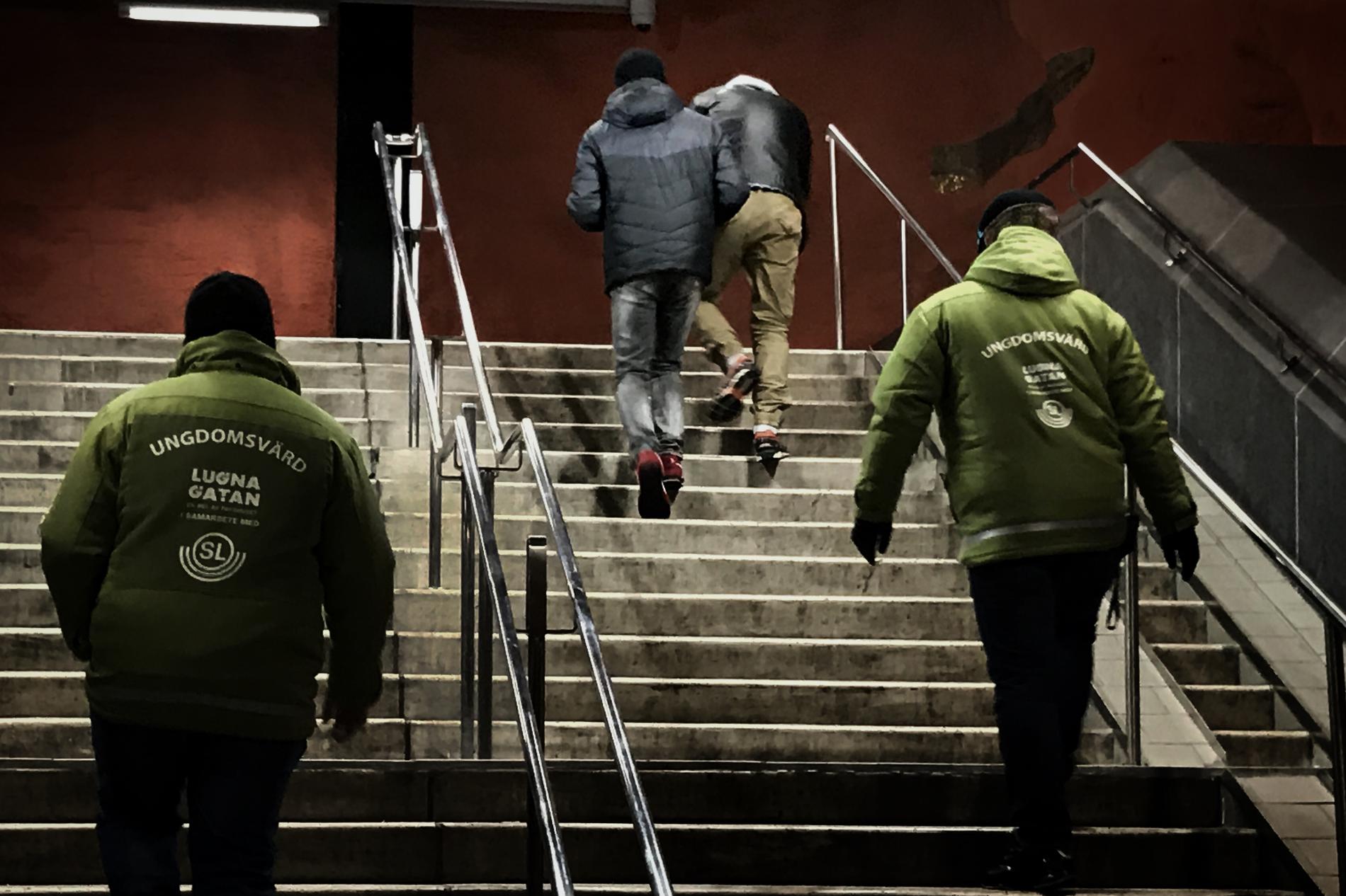 Två påverkade unga killar på Rinkebys tunnelbanestation lotsas ut av ungdomsvärdar från Lugna gatan.