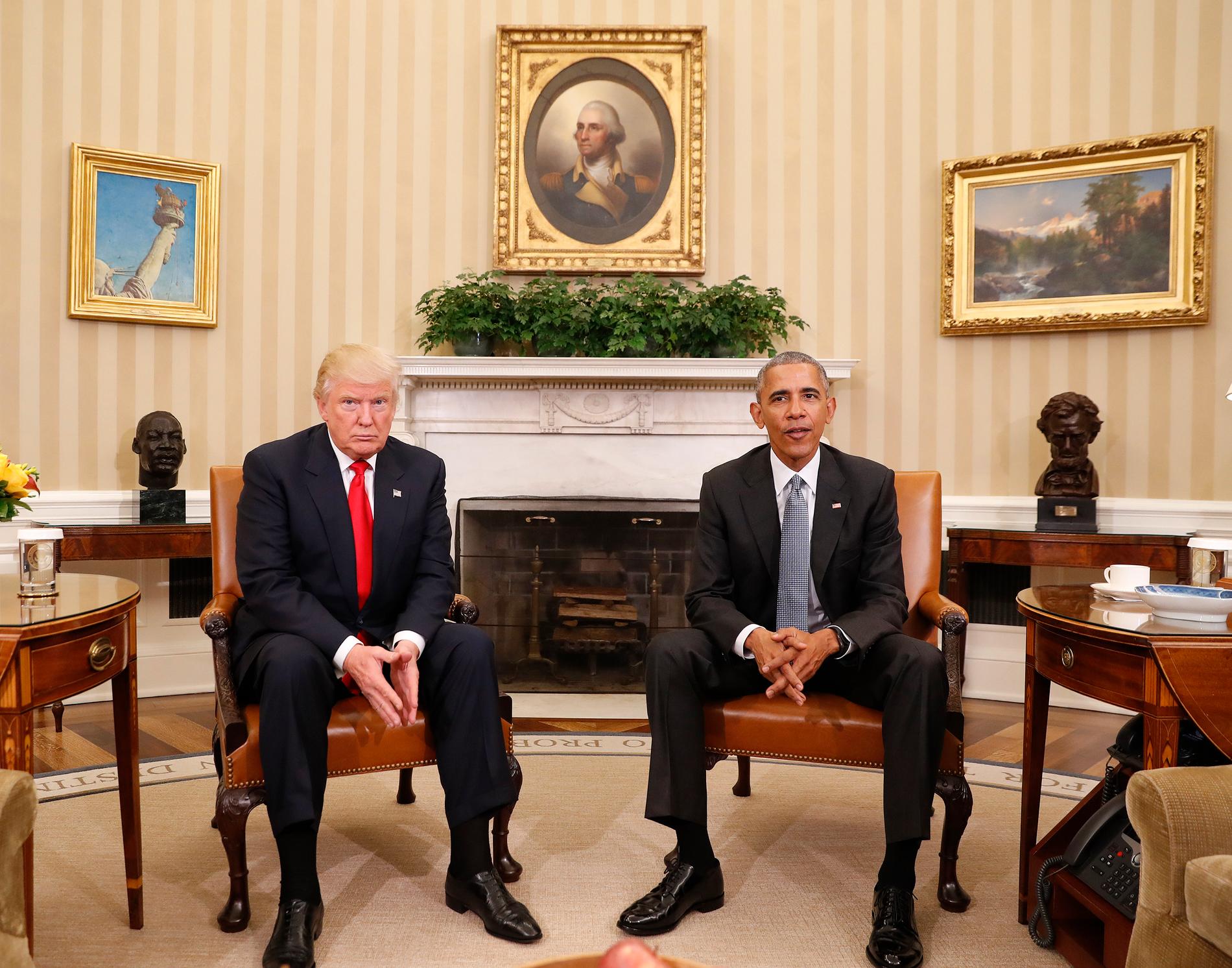 Donald Trump och Barack Obama träffas i Vita Huset.
