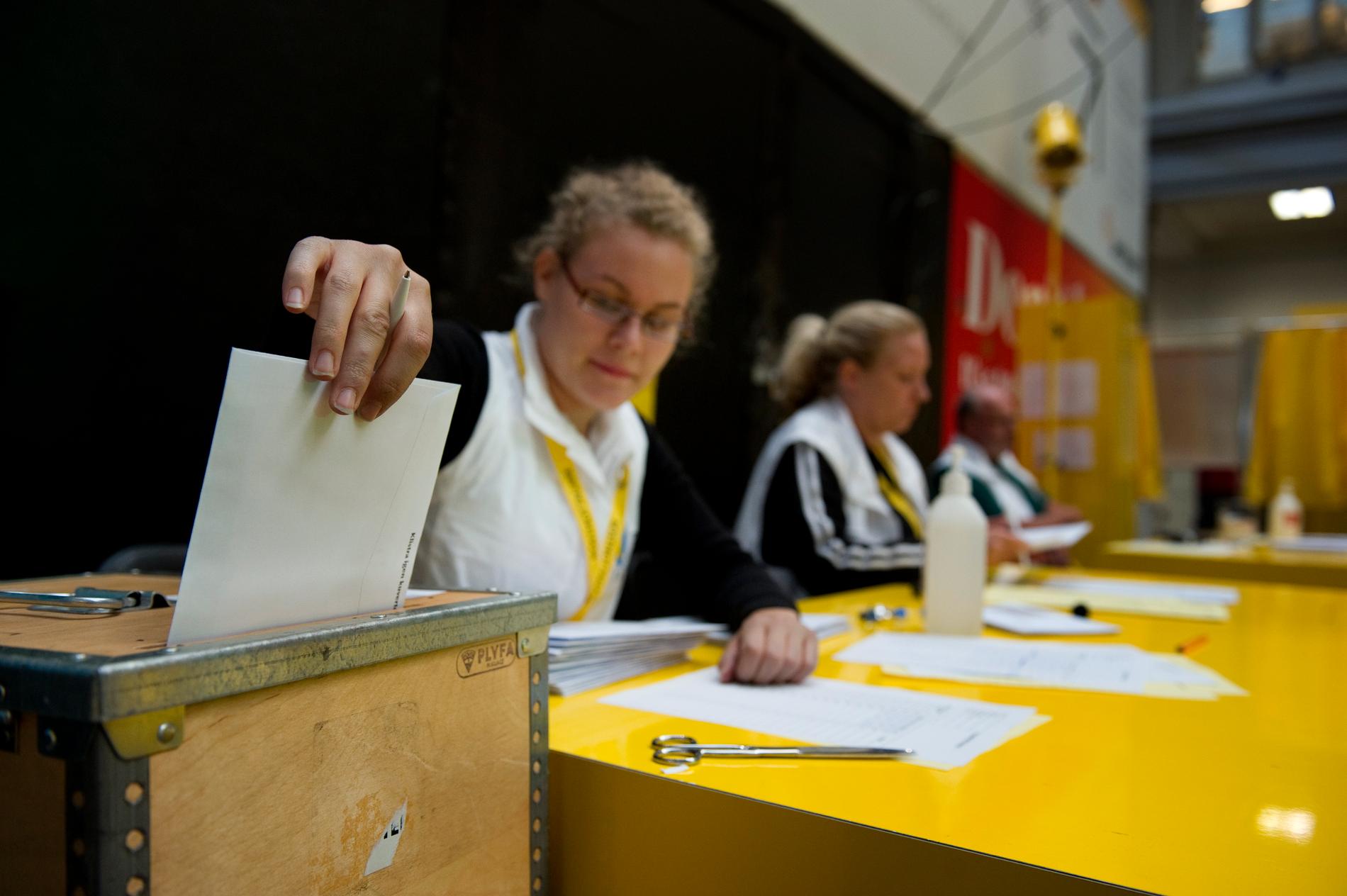 Anna Pettersson tar emot valsedlar vid förtidsröstning på Stockholm central. Arkivbild.