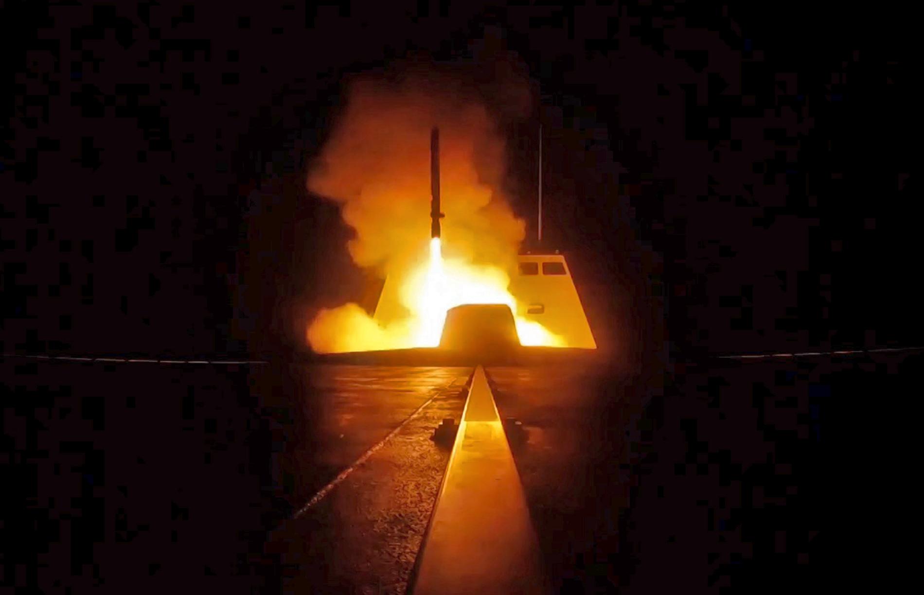 En bild som franska försvarsdepartementet släppt visa en missil som avfyras från ett franska fartyg. 