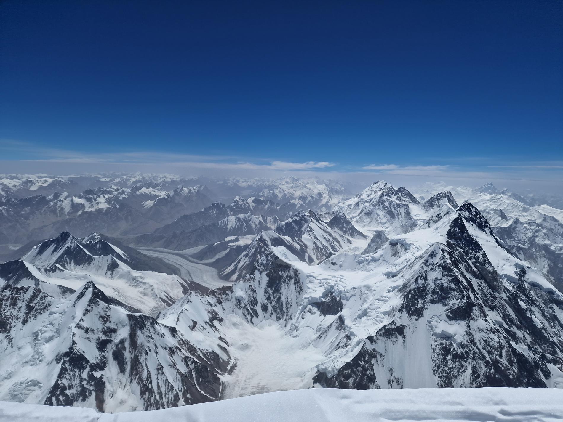 K2 i Pakistan är världens näst högsta berg, 8 611 meter över havet. Det är avlägset, brant, tekniskt svårt att ta sig upp för och det är stor risk för stenras och laviner. 