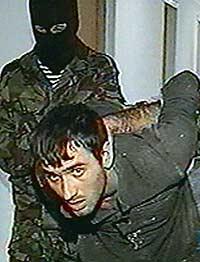 Rysk tv visade i går bilder när maskerade polismän förde bort Nurpasji Kuljajev, 24, som misstänks för inblandning i gisslandramat i Beslan.