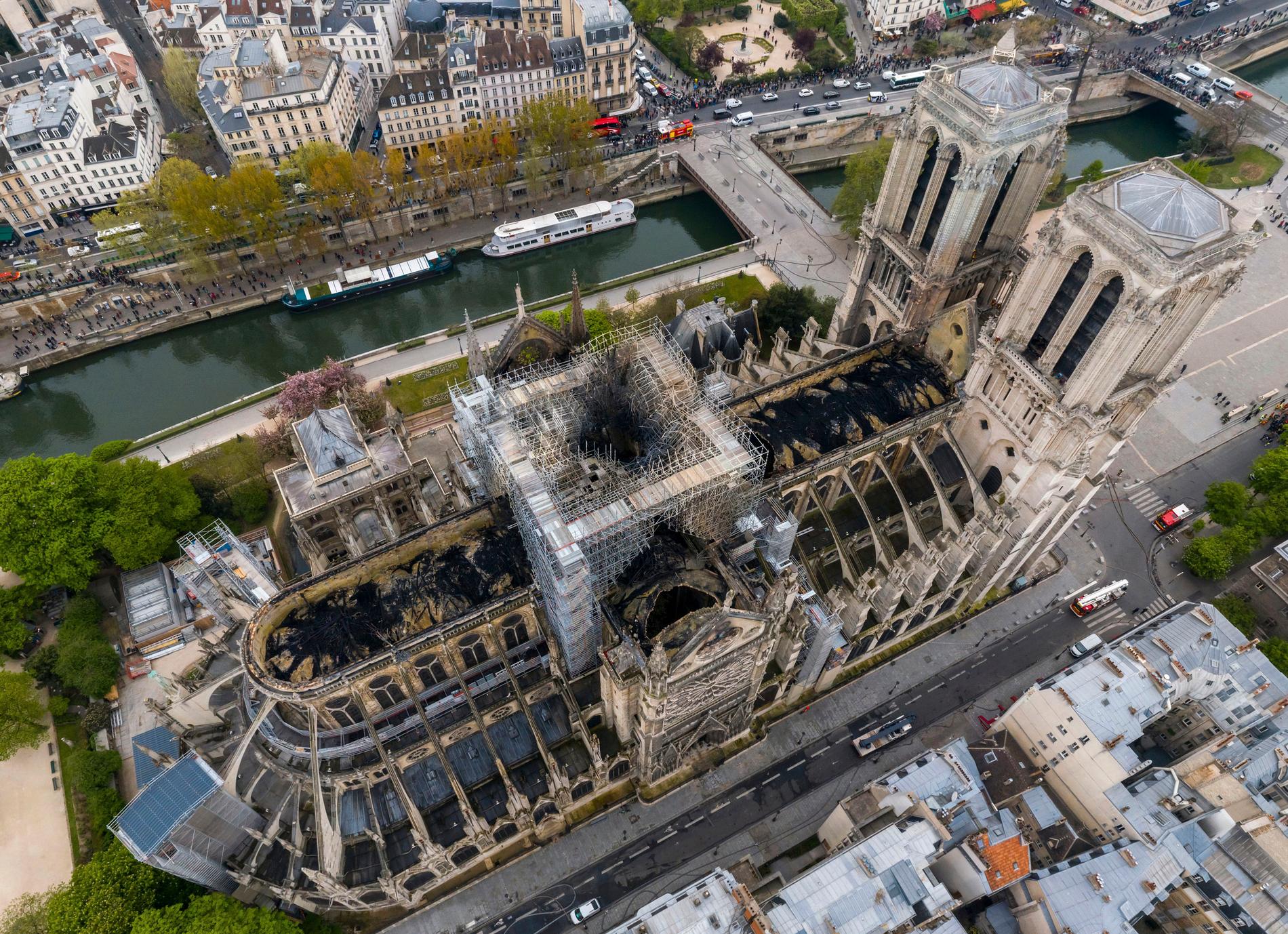 Utbränt Notre-Dame fotat från luften under torsdagen. 