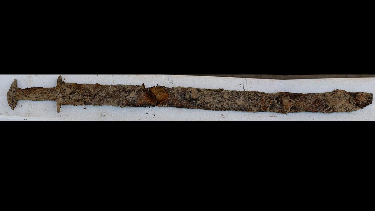 Svärdet är runt 80 centimeter långt och ligger i en träskida tillverkad av aspträ. Arkivbild.